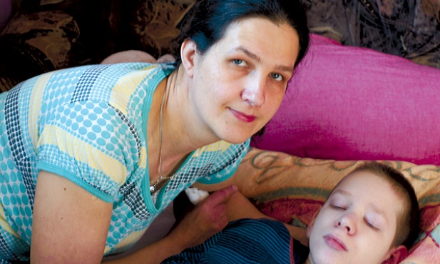  Mama Ania stale czuwa nad synem Pomoc Arkowi Każdy, kto chce wesprzeć rodzinę Arka, może wpłacić pieniądze „Na leczenie i rehabilitację Arkadiusza Dąbrowskiego” na rzecz Fundacji Pomocy Dzieciom Niepełnosprawnym „Słoneczko”.