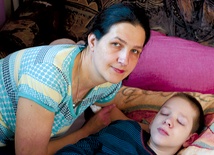  Mama Ania stale czuwa nad synem Pomoc Arkowi Każdy, kto chce wesprzeć rodzinę Arka, może wpłacić pieniądze „Na leczenie i rehabilitację Arkadiusza Dąbrowskiego” na rzecz Fundacji Pomocy Dzieciom Niepełnosprawnym „Słoneczko”.