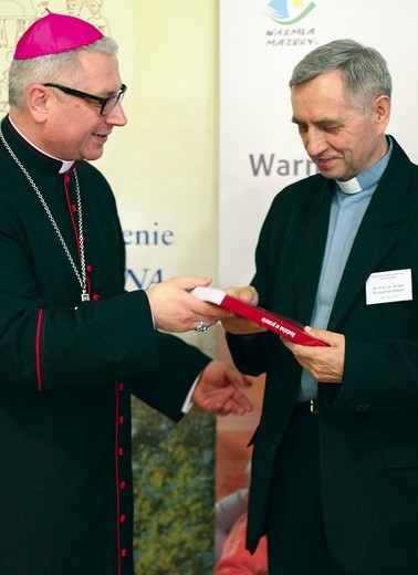  Bp Artur Miziński wręczył ks. Ryszardowi Sztychmilerowi księgę jubileuszową „Rodzina w prawie”