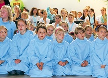  Na zdjęciu powyżej: Do Czermnej przyjechało około 1000 dziewcząt ze wspólnot DSM z całej diecezji 
