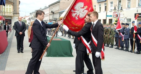 Nowy sztandar przekazał uczniom dyrektor Wojciech Bernat