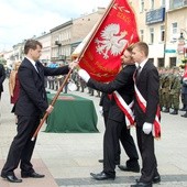 Nowy sztandar przekazał uczniom dyrektor Wojciech Bernat