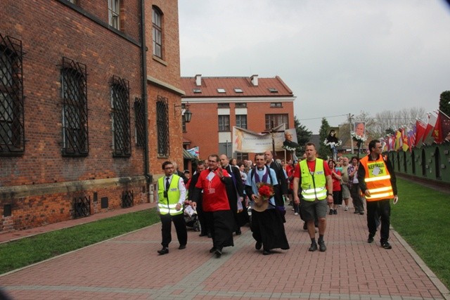 Pielgrzymi wkraczają na dziedziniec łagiewnickiego sanktarium