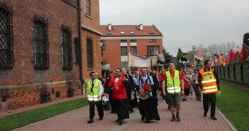 Pielgrzymi wkraczają na dziedziniec łagiewnickiego sanktarium