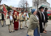 Uroczysty przemarsz z kościoła, ulicami Żywca