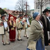 Uroczysty przemarsz z kościoła, ulicami Żywca