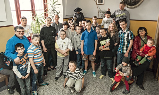 Podopieczni przy figurze swojego patrona
