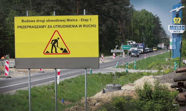Dobre drogi i sprawna komunikacja to podstawa, bez której nie da się nadrabiać cywilizacyjnych zaległości. Na zdjęciu budowa obwodnicy Mielca, współfinansowana w ramach programu Rozwój  Polski Wschodniej