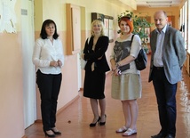 Po szkole w Kiwiszkach oprowadziła nasą delegację dyrektor placówki Janina Soltanowicziene (z lewej). Obok Janina Klimaszewska