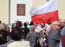 Uczestnicy Marszu Wierności zebrali się przy pamiatkowej tablicy gen.Padlewskiego