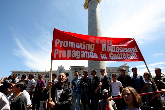 Tysiące demonstrantów udaremniły wiec homoseksualistów
