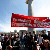 Tysiące demonstrantów udaremniły wiec homoseksualistów