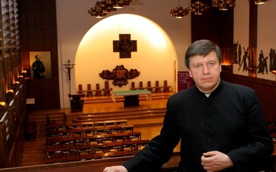 Ksiądz rektor w kaplicy seminaryjnej