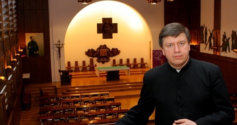 Ksiądz rektor w kaplicy seminaryjnej