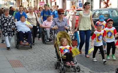 Barwny korowód przeszedł z fary na plac Corazziego