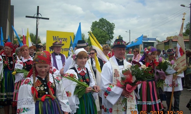 Znak charakterystyczny łowickiej pielgrzymki - kolorowe, ludowe stroje