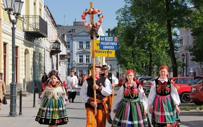 Do Piotrkowa i Częstochowy pielgrzymi wchodzili w strojach ludowych