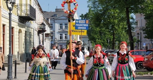 Do Piotrkowa i Częstochowy pielgrzymi wchodzili w strojach ludowych