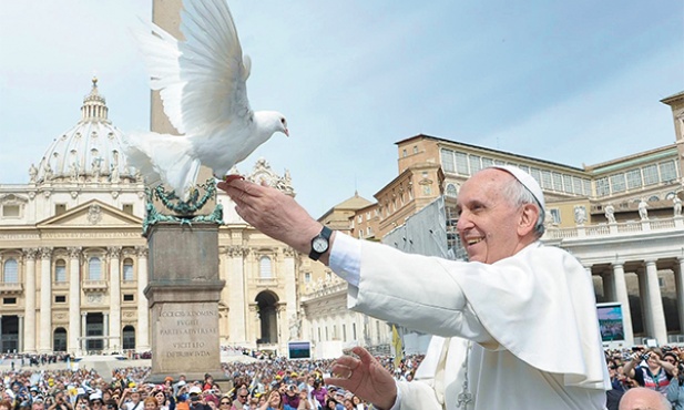  15 maja 2013, Watykan. Papież Franciszek wypuszcza jednego z dwóch białych gołębi, które ofiarował mu pielgrzym w czasie środowej audiencji na placu Świętego Piotra 