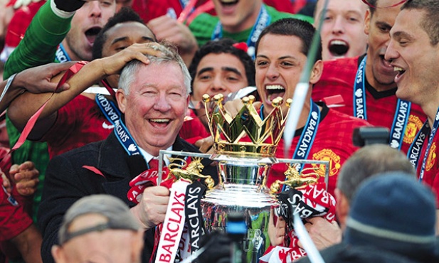 12 maja 2013 r. sir Alex Ferguson podnosi swoje 13. trofeum za mistrzostwo Anglii