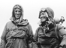 Sir Edmund P. Hillary (z lewej) i Sardar Tenzing Norgay miesiąc po zdobyciu najwyższego szczytu Ziemi