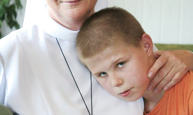 Siostra Natanaela z jednym ze swoich podopiecznych