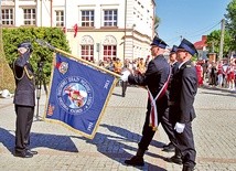 Przekazanie sztandaru miejscowej jednostce