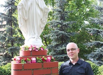 Rafał Dudek, wzorem ks. Jana Bosko, czci Maryję  jako Wspomożycielkę Wiernych