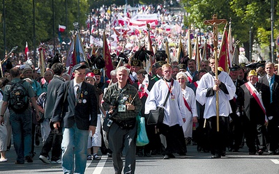  Z roku na rok procesje do Wilanowa stają się liczniejsze. Na zdjęciu: marsz po beatyfikacji ks. Jerzego Popiełuszki 