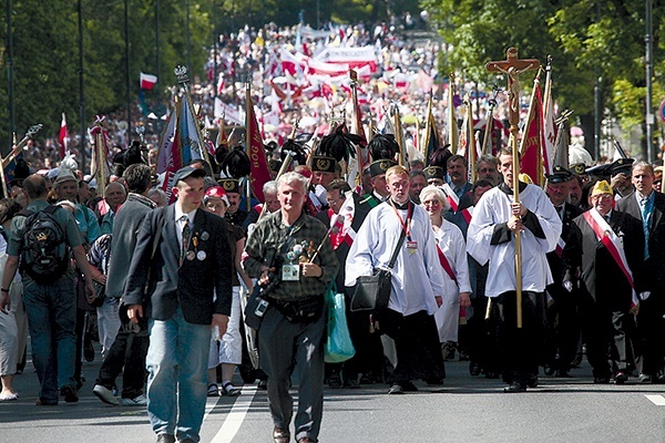 Z roku na rok procesje do Wilanowa stają się liczniejsze. Na zdjęciu: marsz po beatyfikacji ks. Jerzego Popiełuszki 
