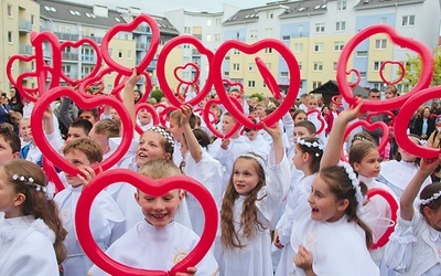  Ostatnie podwórkowe nabożeństwo majowe odbędzie się 28 maja o 19.00 na podwórku między blokami przy ul. Kutrzeby w Gorzowie Wlkp.