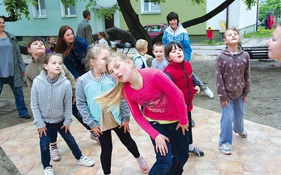 Podczas zajęć tanecznych dzieci uczyły się podstaw breakdance