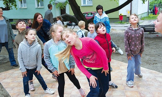 Podczas zajęć tanecznych dzieci uczyły się podstaw breakdance