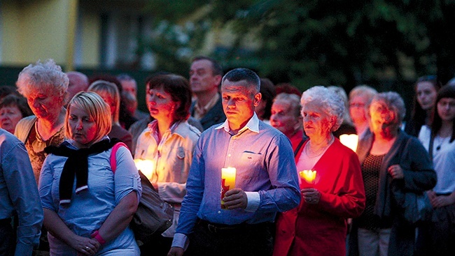 W drodze światła ulicami miasta wzięło udział wielu mieszkańców Łęcznej