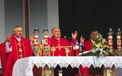 – Patrząc na historię pomyślmy o odpowiedzialności, którą dźwigali na sobie nasi przodkowie, dzięki czemu my dziś możemy obchodzić ten jubileusz – mówił w czasie homilii kard. Kazimierz Nycz