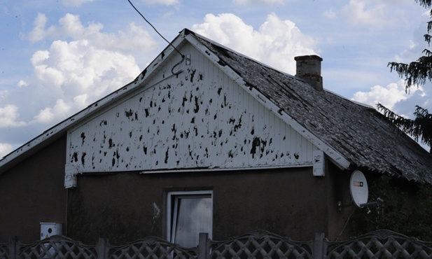 To elewacja jednego z domów po gradobiciu