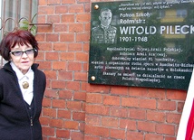  Zofia Pilecka-Obtułowicz przy tablicy upamiętniającej jej ojca 