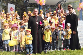 Metropolita gdański abp Sławoj Leszek Głodź i ks. Janusz Steć, dyrektor gdańskiej Caritas, w towarzystwie dzieci z przedszkola w Trąbkach Wielkich