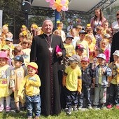 Metropolita gdański abp Sławoj Leszek Głodź i ks. Janusz Steć, dyrektor gdańskiej Caritas, w towarzystwie dzieci z przedszkola w Trąbkach Wielkich