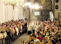  Różne wspólnoty przeżywały w jedności Eucharystię w bazylice Mariackiej 