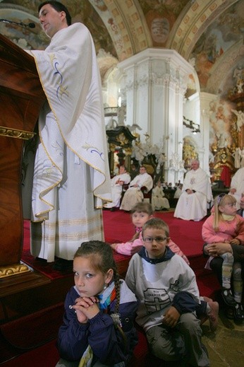 Tupot małych stópek – bazylikę opanowały tego dnia setki dzieci