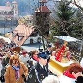 Wyjście z bardzką Madonną na dróżki różańcowe za każdym razem jest  dla wiernych dużym przeżyciem