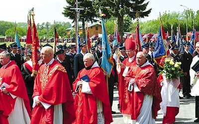 Procesja z relikwiami bł. Jana Pawła II przeszła wśród strażackich pocztów sztandarowych