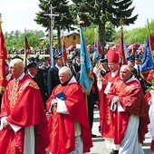 Procesja z relikwiami bł. Jana Pawła II przeszła wśród strażackich pocztów sztandarowych