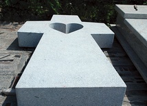 Fragment płockiego grobowca, który powstaje w pracowni kamieniarskiej Wojciecha Popielskiego