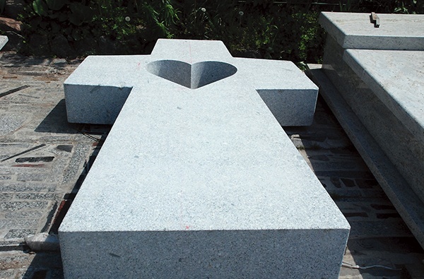 Fragment płockiego grobowca, który powstaje w pracowni kamieniarskiej Wojciecha Popielskiego