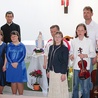 Wykonawcy  wraz z Joanną Łabą  i ks. Marcinem Kuliszem 