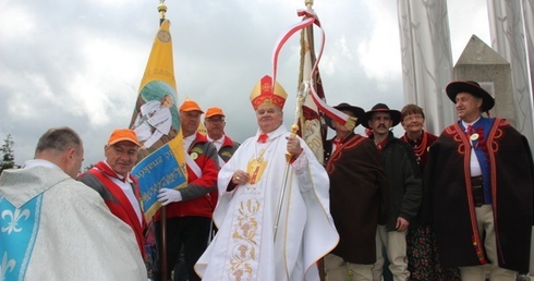 Bp Tadeusz Rakoczy z uczestnikami rajdu na Bendoszkę