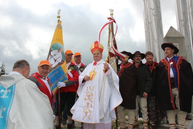 Bp Tadeusz Rakoczy z uczestnikami rajdu na Bendoszkę