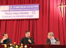Od lewej: ks. prof. dr hab. Maciej Bała, ks. dr Wojciech Osial, prof. dr hab. Zbigniew Mikołejko